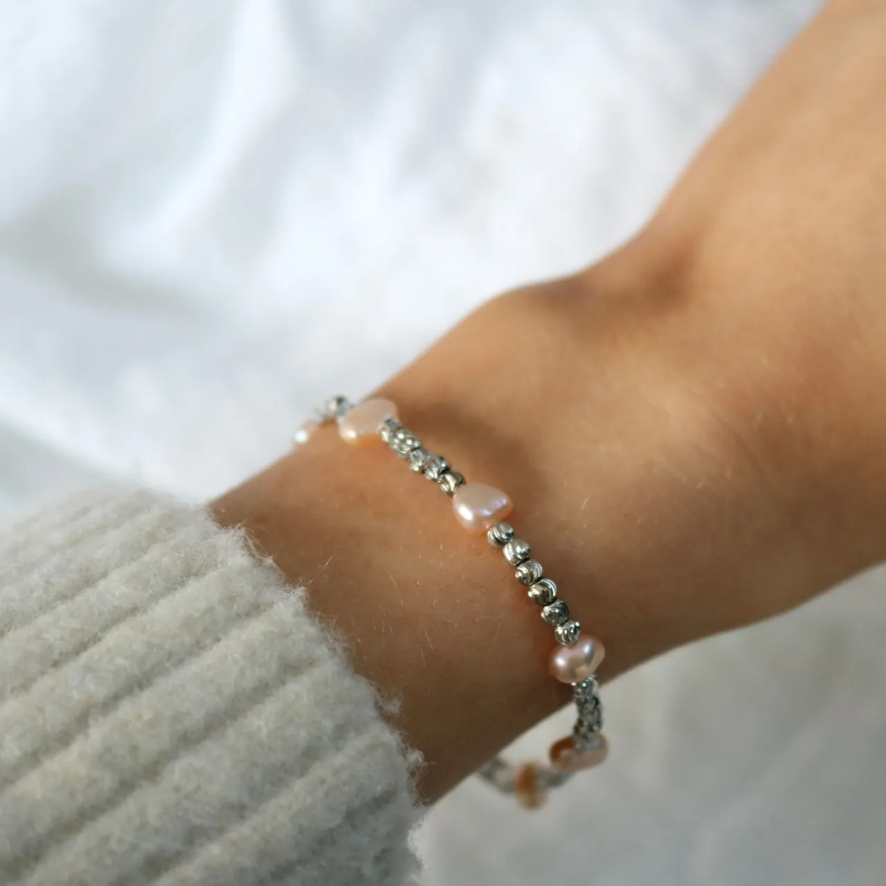 DAINTY PINK PEARL BEADED BRACELET IN 18K GOLD